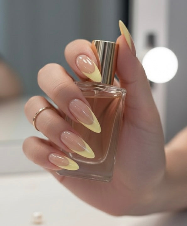 Luxury 24Pcs Minimalist Almond Shaped Yellow Press-On Nail Design For Enhancing Your Looks, Suitable For Parties, Dates And Everyday Wear.